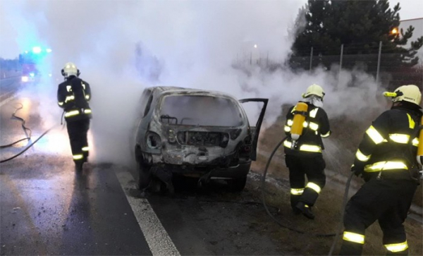 Na Nové Hospodě na Tachovsku hořelo osobní vozidlo