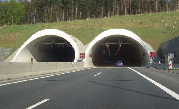 Z důvodu rekonstrukce bude částečně i úplně omezen silniční provoz v dálničním tunelu Valík