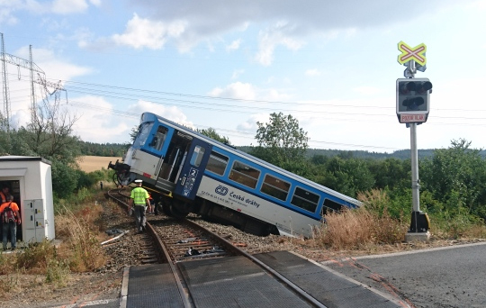 Na Rakovnicku se srazil vlak s dodávkou, jeden mrtvý a šest zraněných