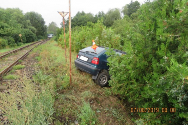 Řidič na Plzeňsku vjel na železniční přejezd, kde se střetl s vlakem