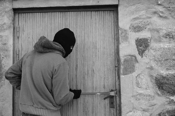 Do domu v Dobřanech vnikli násilím maskovaní pachatelé 