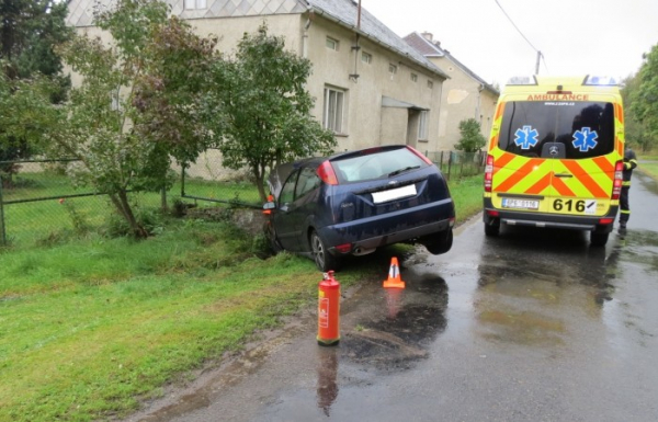 Plzeňsko: Řidič na rovném úseku přejel do protisměru