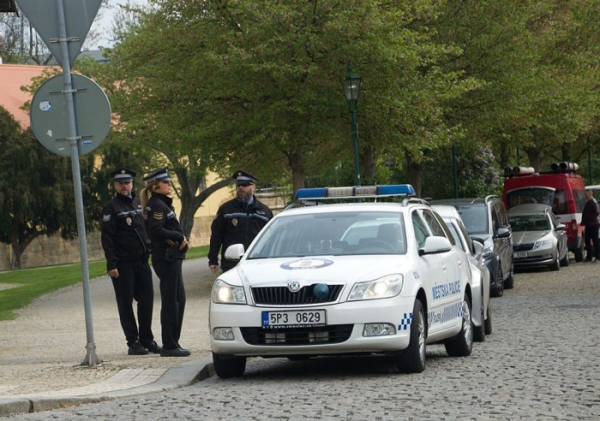 Zásah plzeňských strážníků ukončil potyčku dvou mužů bez domova
