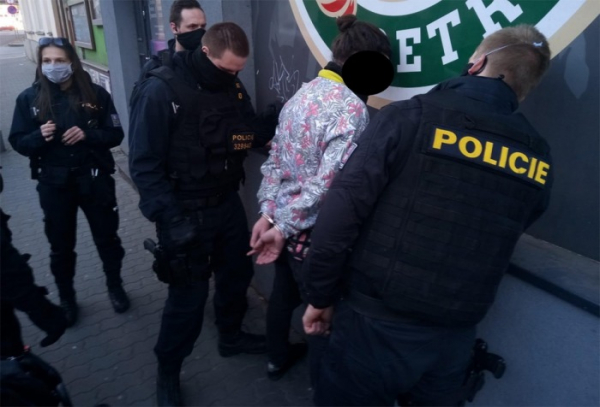 Cizinec manipuloval  se zbraní v Plzeňském nákupním středisku