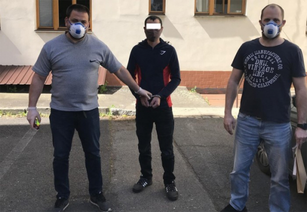 Plzeňští kriminalisté zadrželi 30letého cizince, který fyzicky napadl a zranil své spolubydlící