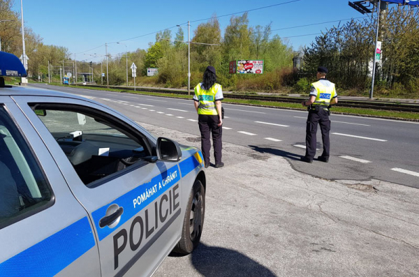 Policisty na Plzeňsku upoutal řidič Peugeotu, který kličkoval po silnici. Naměřili mu 2,34 promile alkoholu