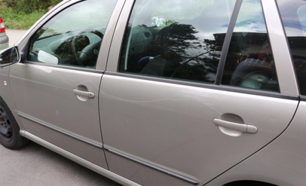 Neznámý pachatel poškrábal v Domažlicích jednadvacet zaparkovaných automobilů