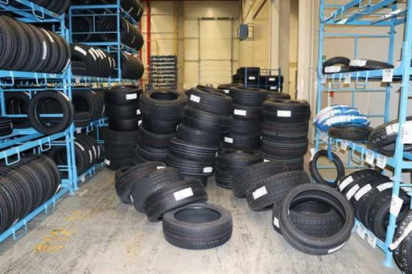 Šest mužů z Plzeňska vydělávali na prodeji kradených pneumatik, způsobené škody přesahují dva miliony korun