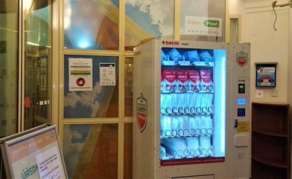 Magistrát města Plzně nabízí možnost zakoupit si roušky na svých klientských pracovištích v automatech