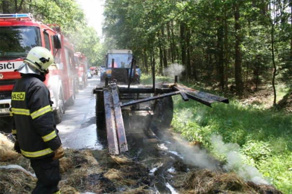 U Horšovského Týna hasily 4 jednotky požár sena na valníku za traktorem