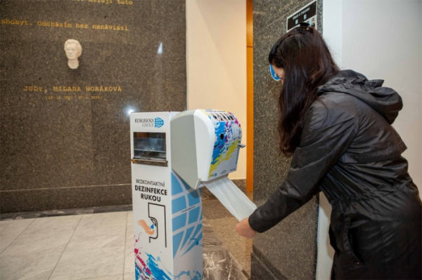 Krajský úřad Plzeňského kraje má pro návštěvníky automat na roušky
