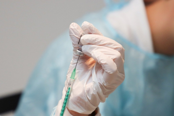 Očkování zdravotnických záchranářů proti Covidu začalo v očkovacím centru Fakultní nemocnice v Plzni