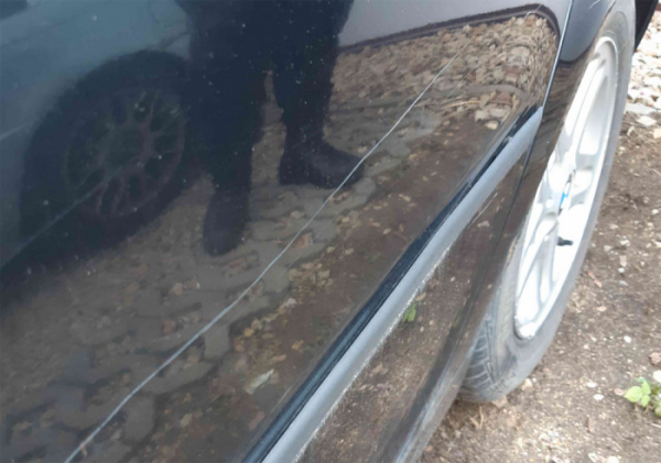 Neznámý pachatel poškodil na Rokycansku dvě vozidla