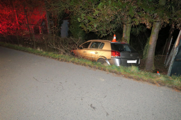 Pětačtyřicetiletá řidička najela na pravou krajnici, poté narazila do oplocení chaty a do stromu