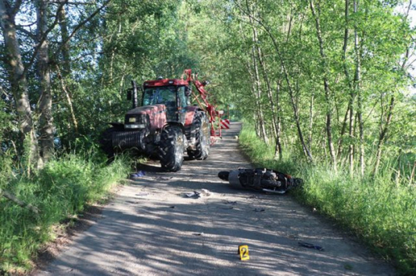 Opilý motocyklista nejel řádně u pravého okraje komunikace a narazil do přední části traktoru