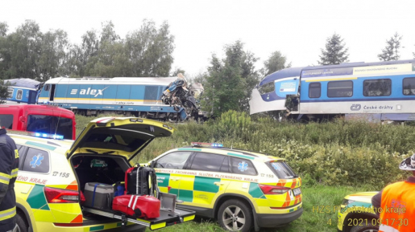 Při střetu vlaků u Domažlic zemřeli dva strojvedoucí a jedna cestující