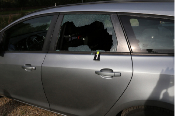 Ze zaparkovaného vozidla odcizil neznámý zloděj dvě dámské kabelky, na autě způsobil škody za téměř 15 tisíc korun