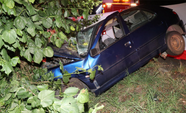 30letý řidič vyjel mimo komunikaci, kde narazil do několika stromů. Na následky zranění na místě zemřel