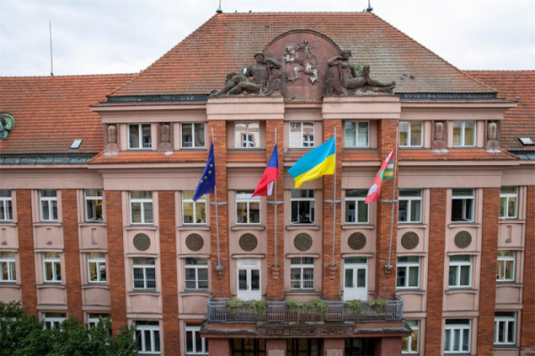 Plzeňský kraj vyvěsil ukrajinskou vlajku