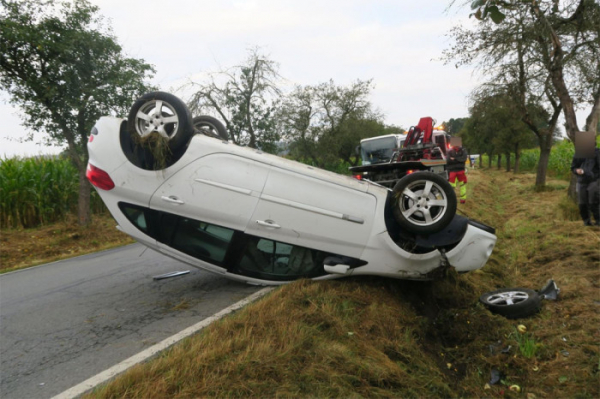 28letý muž nezvládl u obce Šťáhlavy řízení, s vozem skončil na střeše