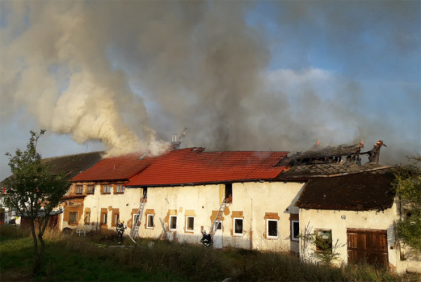 Třetí stupeň požárního poplachu byl vyhlášen při požáru bývalého JZD v Lipně