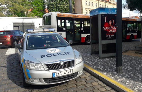 Řidička osobního vozu srazila v Plzni u autobusové zastávky mladou dívku 
