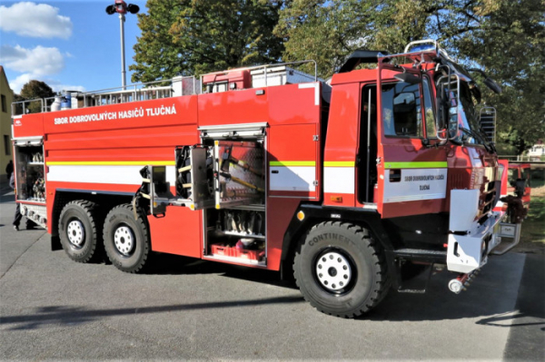 Zásahové vozidlo dobrovolných hasičů z Tlučné se dočkalo svého znovuzrození, na jeho repasi přispěla i Nadace ČEZ