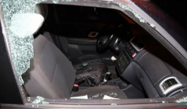 Neznámý pachatel vnikl po rozbití okna do osobního vozu a odcizil batoh s celým obsahem