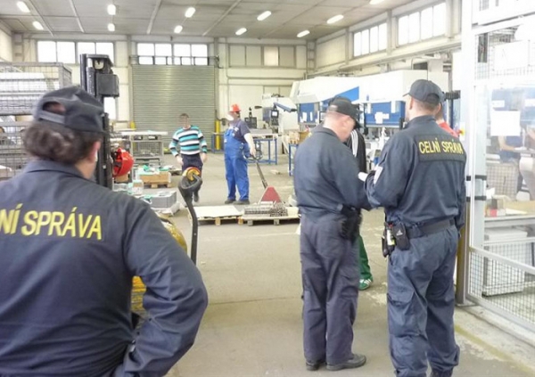 V Plzeňském kraji celníci zjistili nelegálně pracující cizinci, zaměstnavatelům hrozí pokuta až do výše 10 milionů korun 
