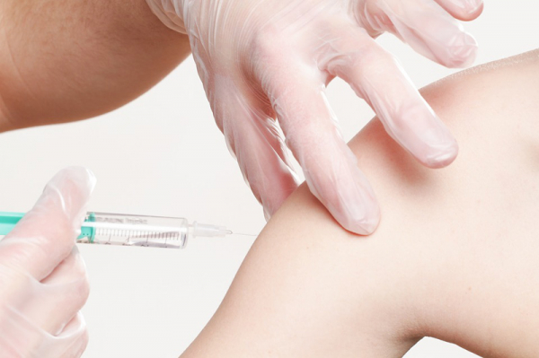 V Plzeňském kraji pokračuje očkování ve všech stávajících centrech, očkují také praktičtí lékaři