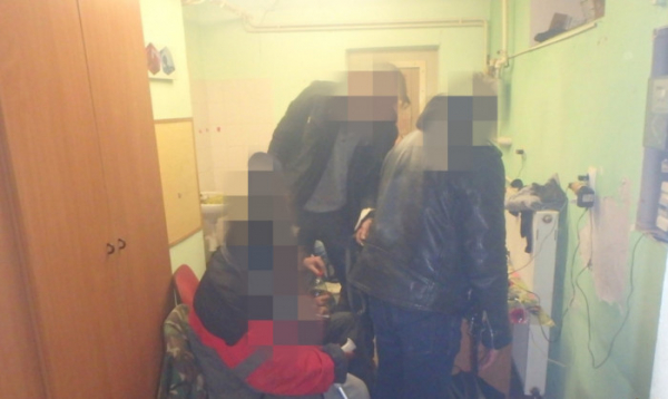 V Plzni se partička bezdomovců zabydlela na zavřených veřejných toaletách