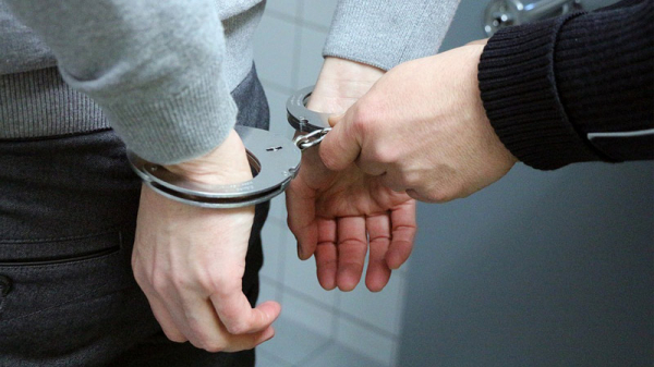 Zloději byli při krádeži lešení zadrženi policejní hlídkou