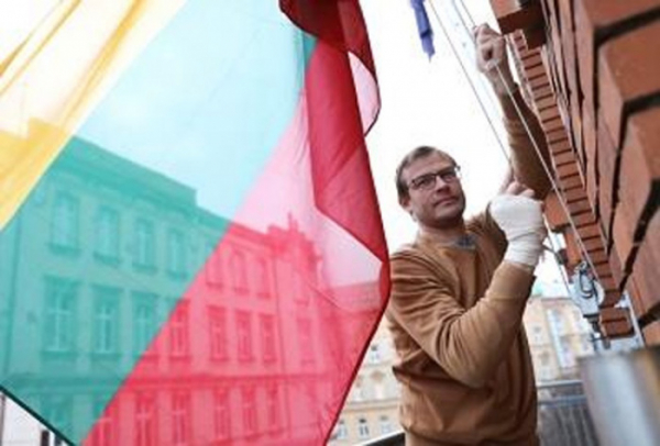Na budově krajského úřadu v Plzni vlaje litevská vlajka