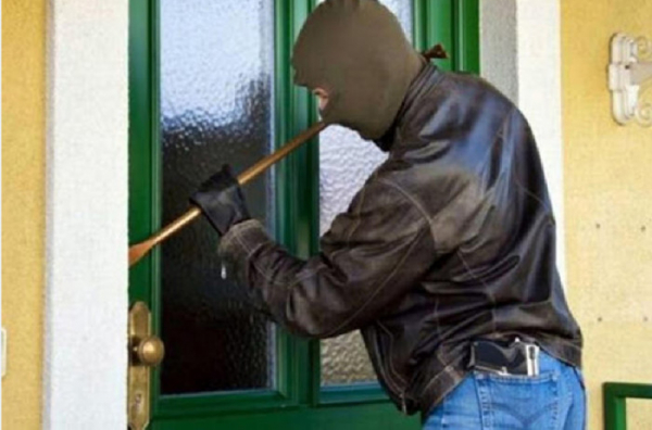 Neznámý zloděj vykradl na Plzeňsku několik domů. Majitelé přišli o šperky, peníze i elektro nářadí