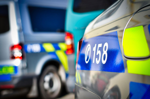 Neznámý řídič naboural v Klatovech do zaparkovaného auta a ujel, policie hledá svědky