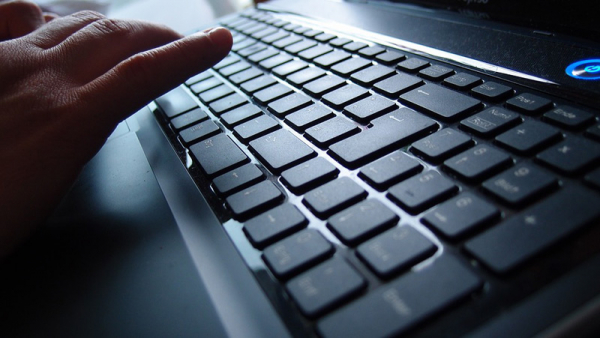 Důvěřivá žena naletěla podvodníkovi na internetu, z účtu ji zmizelo více než 60 tisíc korun
