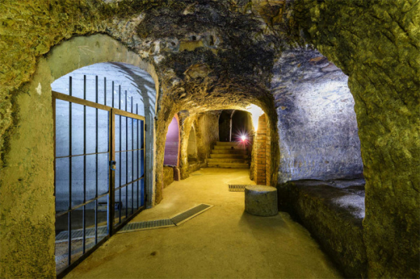 Nenechte si ujít 31. května až 5. června speciální prohlídku Plzeňského historického podzemí pouze za svitu baterek