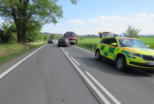 Při střetu dvou osobních vozů na Plzeňsku došlo ke zranění čtyř osob, z nich byly tři nezletilé děti