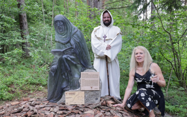 Projekt Vintířova stezka zakončilo odhalení sochy sv. Vintíře nedaleko kostela sv. Mořice na Mouřenci