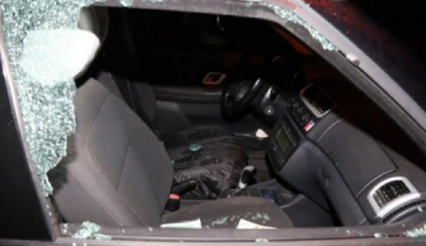 Neznámý zloděj rozbil okénko u zaparkovaného vozidla a odcizil z něj tašku i s platebními kartami