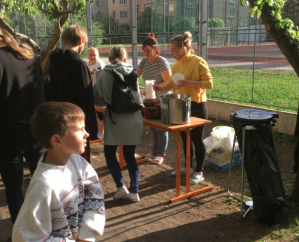 V Čechově ulici v Plzni vybudovali dobrovolníci zázemí pro uprchlíky z Ukrajiny