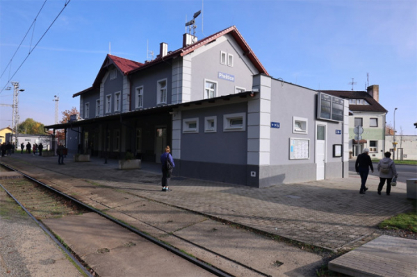 Opravená výpravní budova v Přešticích slouží veřejnosti