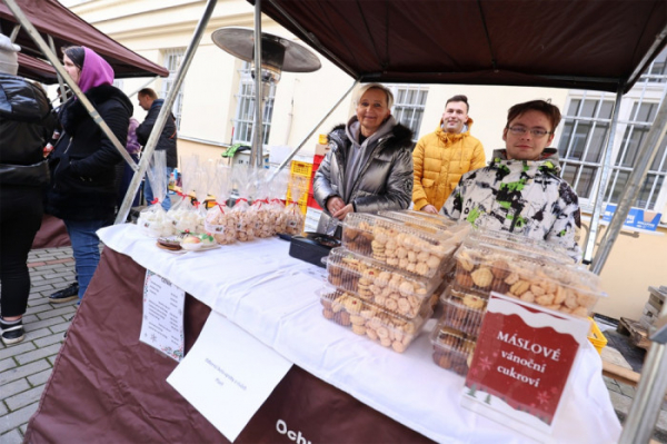 Vánoční trhy oživily krajský úřad v Plzni