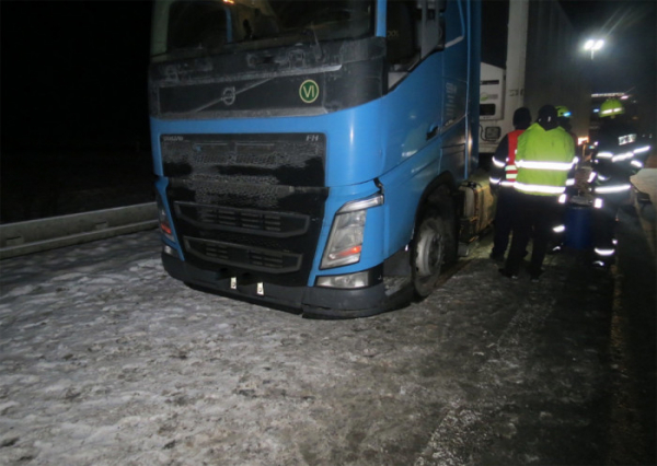 Při nehodě nákladního vozidla došlo k poškození palivové nádrže a uniklo přibližně 900 litrů nafty