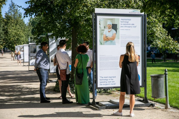 V centru Plzně představuje putovní výstava 18 špičkových výzkumníků a inovátorů