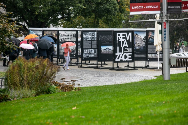 Panelová výstava před budovou muzea v Plzni představí veřejnosti novou podobu komplexu městských lázní