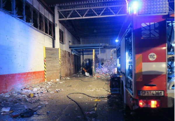 V Plzni výbuch tlakové láhve při požáru zranil čtyři hasiče