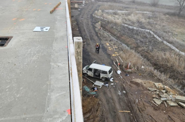Rakovnicko: Při pádu dodávky z rozestavěného mostu zemřely dvě osoby