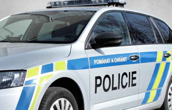 Mladá dívka poničila v Klatovech nové policejní auto, nakonec ho i poplivala
