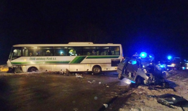 Dopravní nehoda autobusu a osobního auta u rybníku Regent